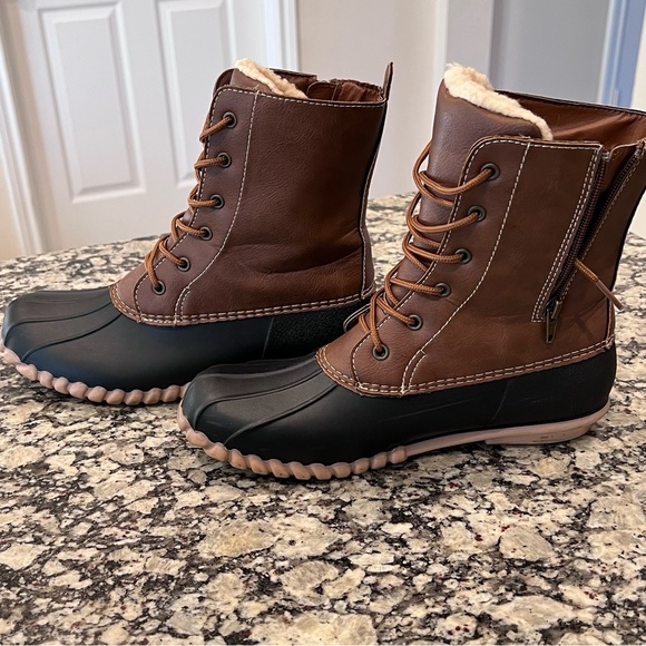 Faux leather duck boot with Sherpa lining - Picture 3 of 5